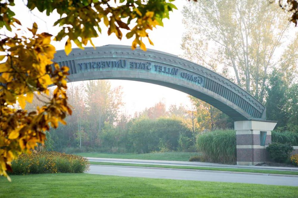 Picture of the arch at the entrance to Grand Valley on Lake 密歇根 Drive.